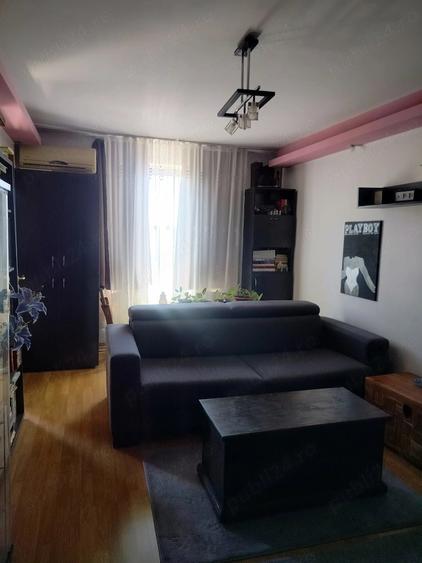 Apartament cu 4 camere semidecomandat în Berceni