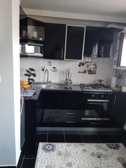 Apartament cu 3 camere nedecomandat, mobilat în Micro 9