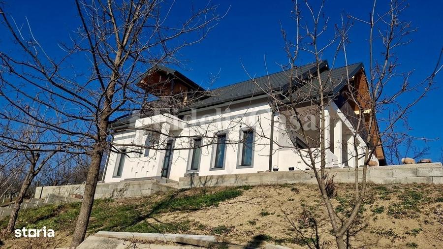 Casă cu 4 camere cu Teren 1730 Mp în Central