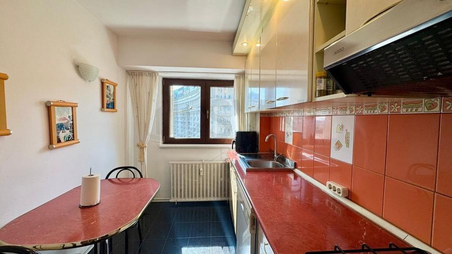 Apartament cu 3 camere decomandat în Victoriei