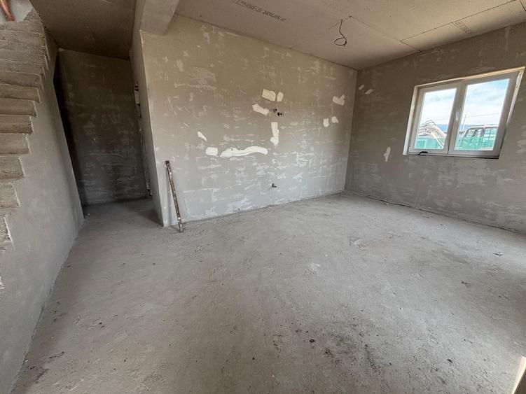Duplex cu 4 camere cu Canalizare în Mohu