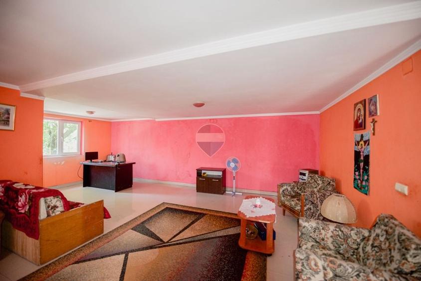 Casă individuală cu 5 camere cu Teren 490 Mp în Central