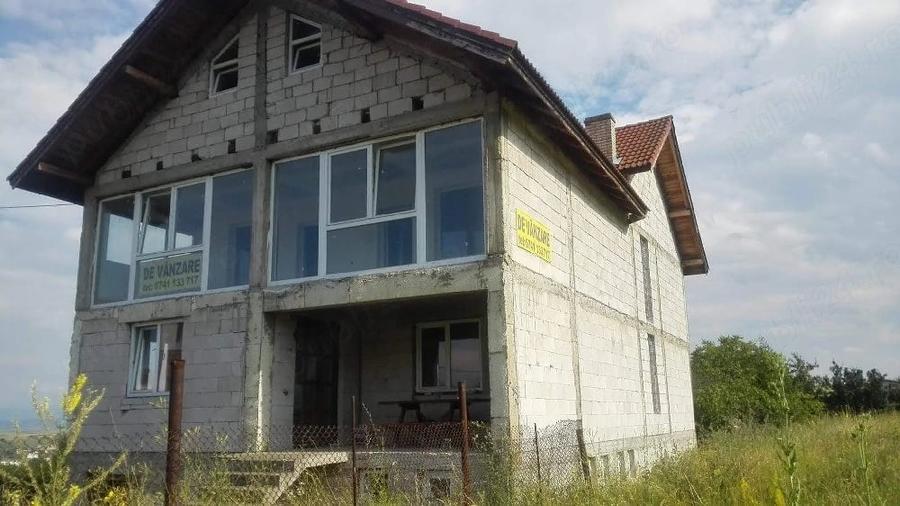 Casă cu 9 camere cu Teren 500 Mp în Vulcan