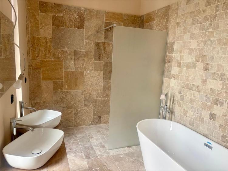 Casă individuală cu 5 camere cu Canalizare în Central