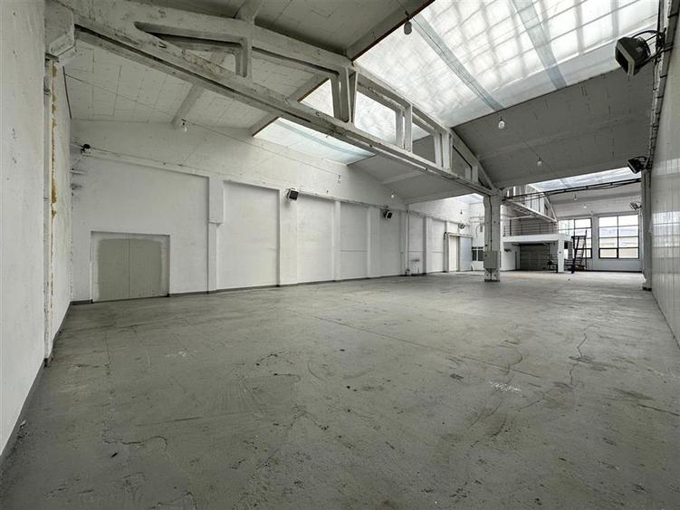 Spațiu comercial, de 2,000 mp, în Baza 3