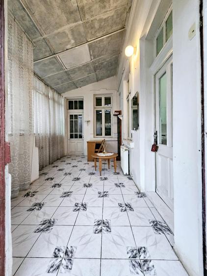 Apartament cu 4 camere semidecomandat în Central