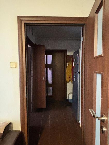 Apartament cu 3 camere semidecomandat în Tractorul