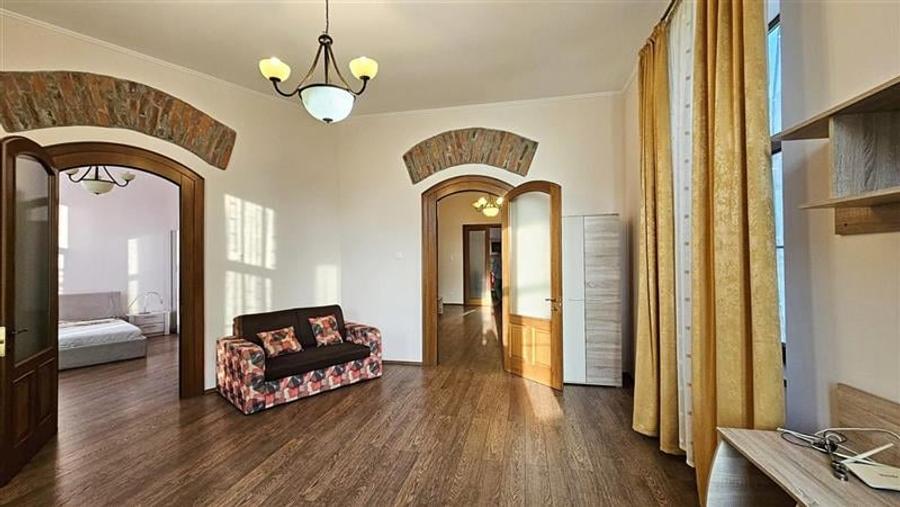 Apartament cu 3 camere semidecomandat, mobilat în Central