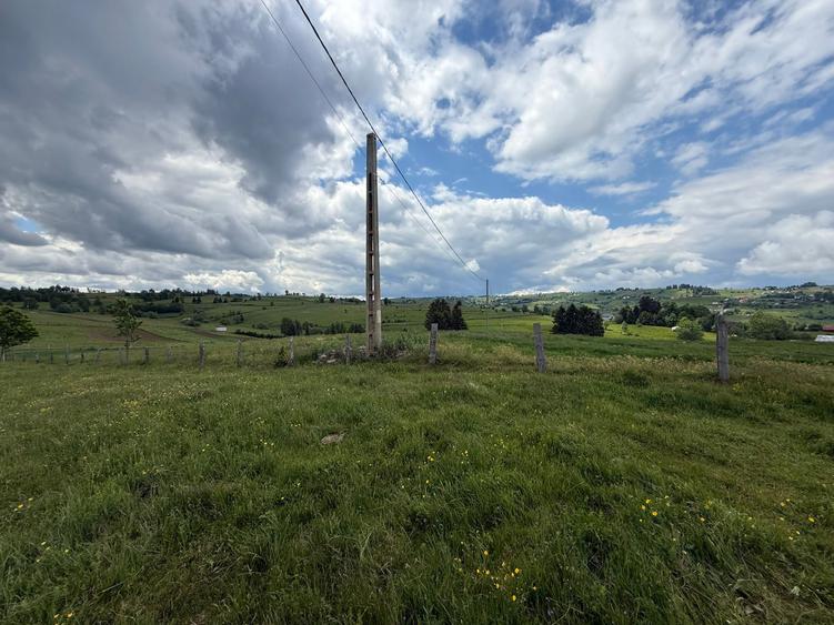 Teren agricol de 13600 mp, în Mărișel