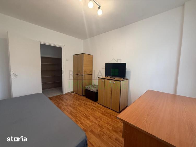 Apartament cu 3 camere decomandat în Tractorul