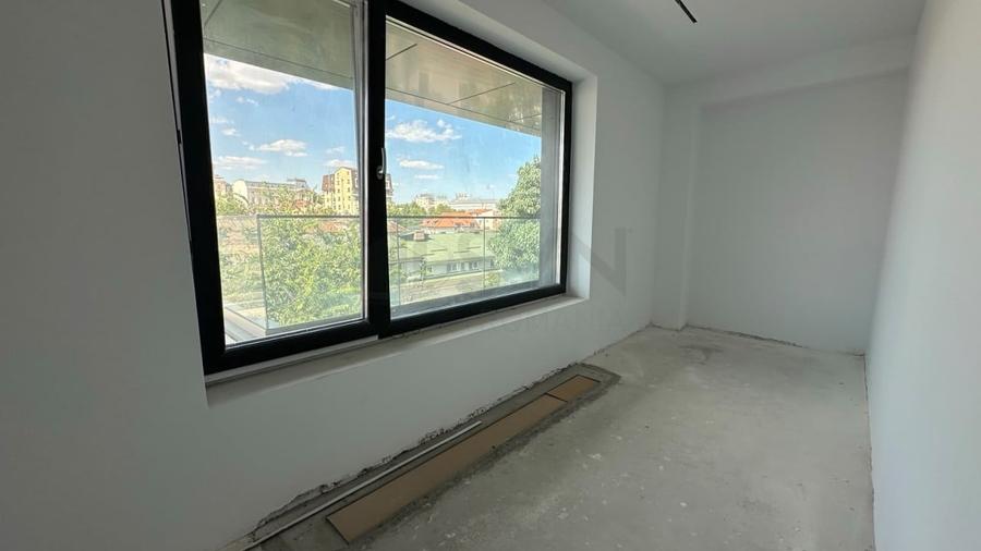 Apartament cu 5 camere decomandat în Parcul Carol
