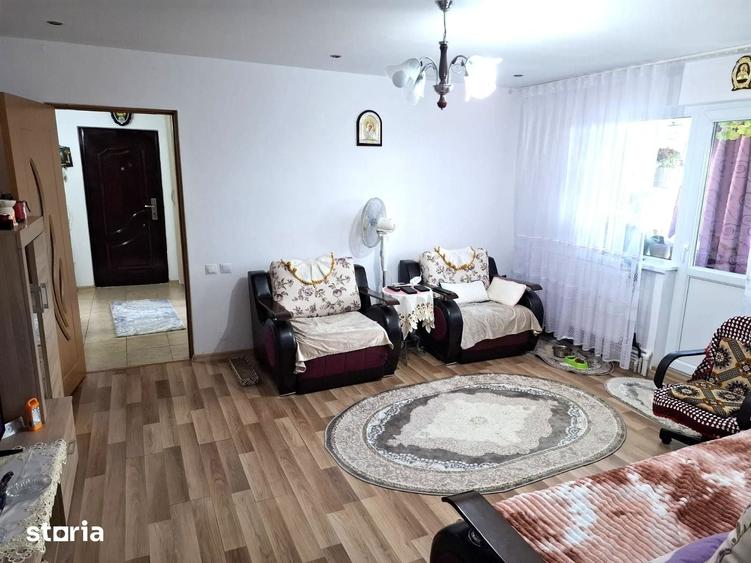 Apartament cu 3 camere semidecomandat în Berca