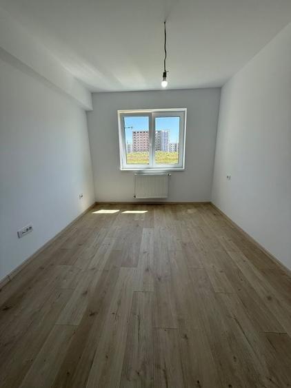 Apartament cu 3 camere decomandat în Tractorul