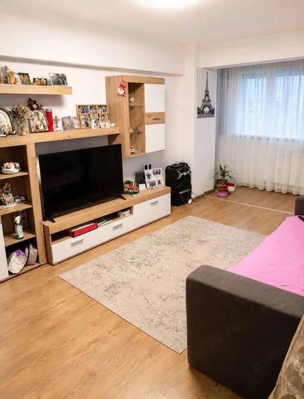 Apartament cu 3 camere semidecomandat, mobilat în Central