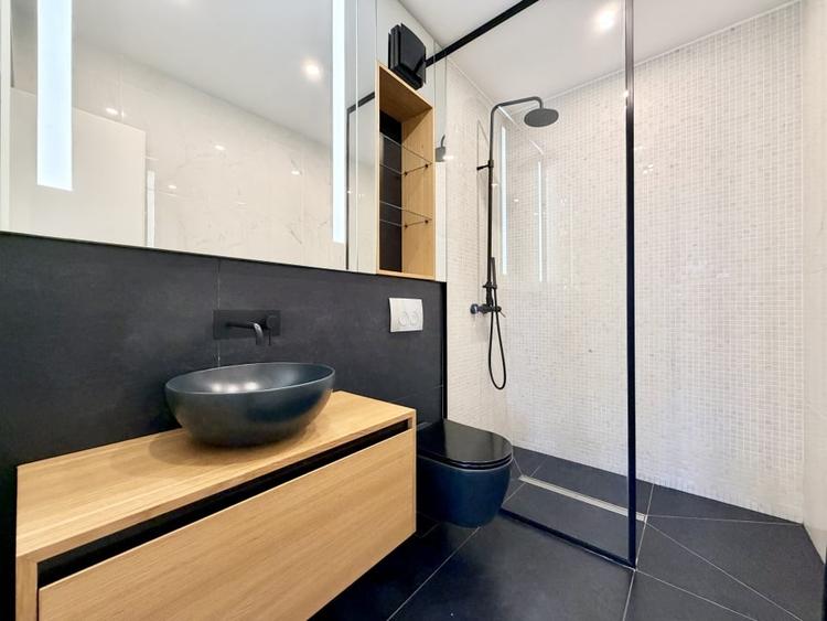 Apartament cu 2 camere semidecomandat, mobilat în Central
