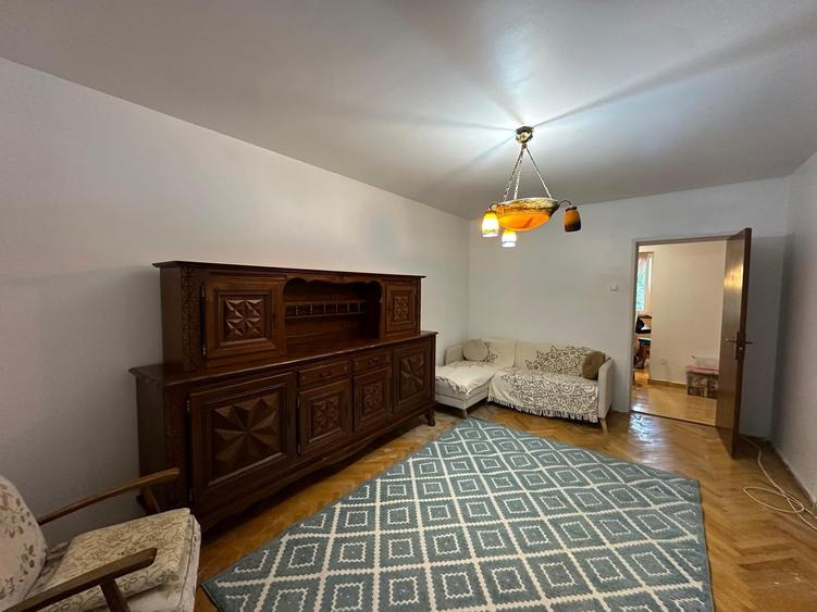 Apartament cu 4 camere decomandat în Titan