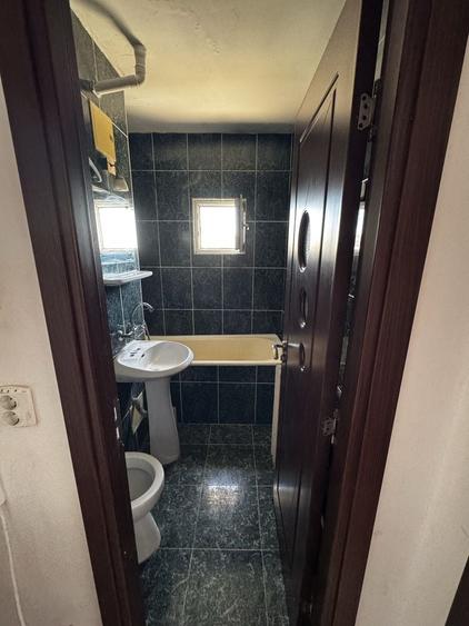 Apartament cu 3 camere decomandat în Craiovița Nouă