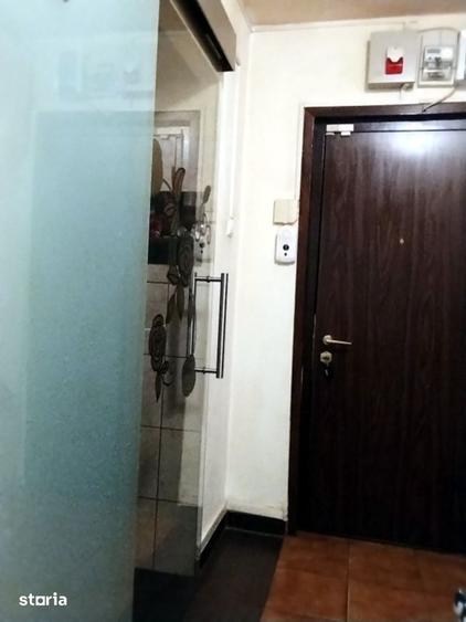 Apartament cu 3 camere semidecomandat, mobilat în Titan