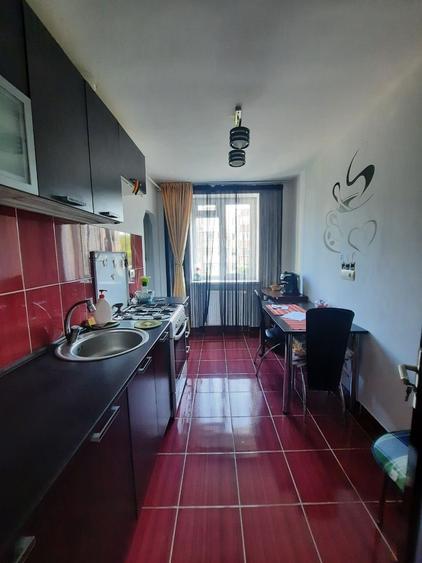 Apartament cu 3 camere decomandat în Mărăței