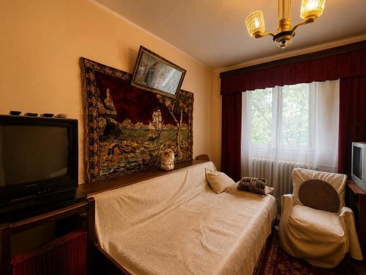 Apartament cu 3 camere semidecomandat în Berceni