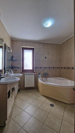 Casă individuală cu 6 camere cu Canalizare în Central