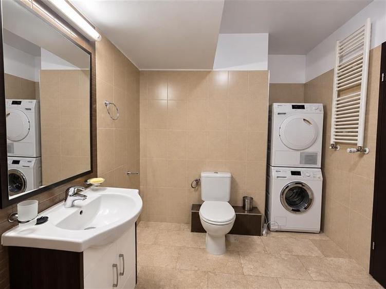 Apartament cu 3 camere decomandat, mobilat în Centrul Civic
