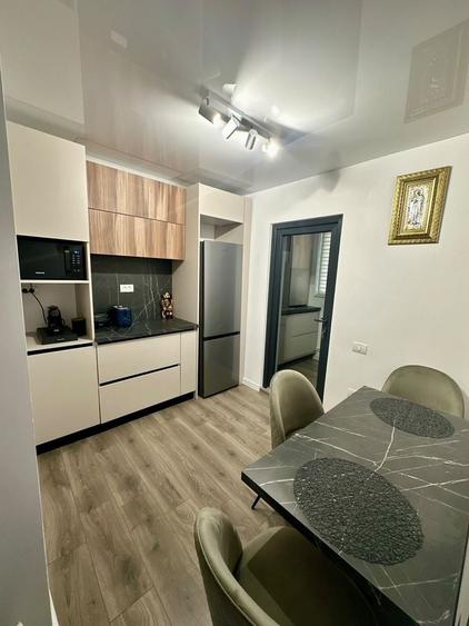 Apartament cu 3 camere decomandat în Sud