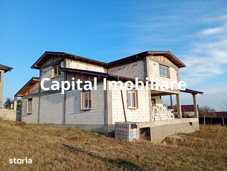 Casă cu 6 camere cu Teren 896 Mp în Independența