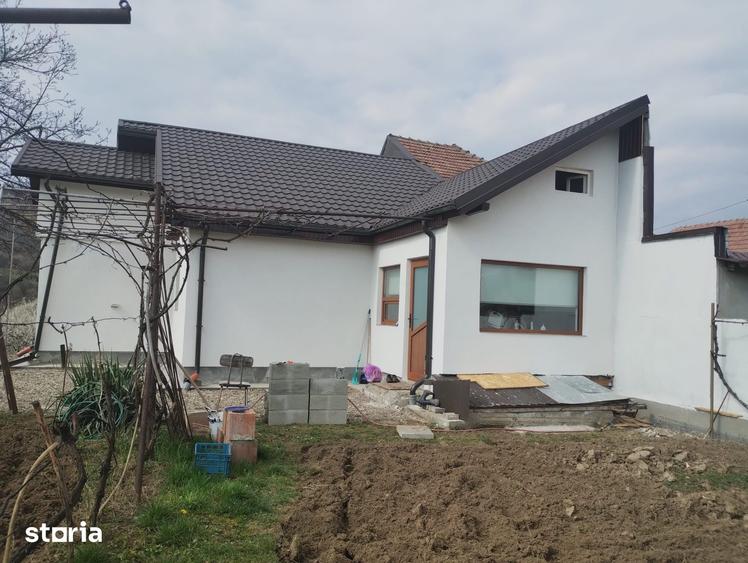 Casă cu 2 camere cu Teren 1100 Mp în Oituz
