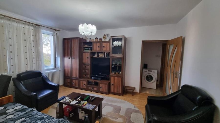 Apartament cu 3 camere semidecomandat în Ștefan cel Mare