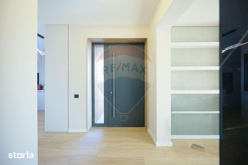 Casă cu 8 camere cu Teren 1100 Mp în Sânmartin