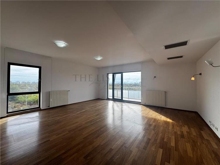 Apartament cu 4 camere decomandat în Băneasa