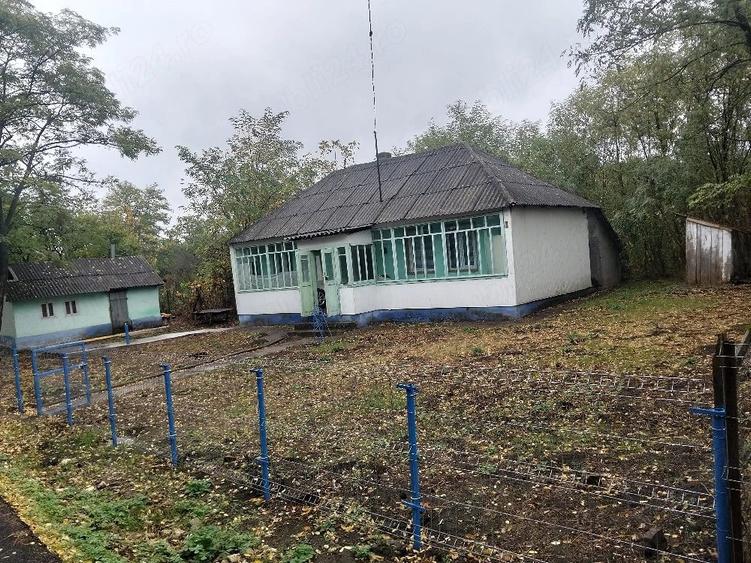 Casă cu 4 camere cu Teren 1555 Mp în Rădăuți-Prut