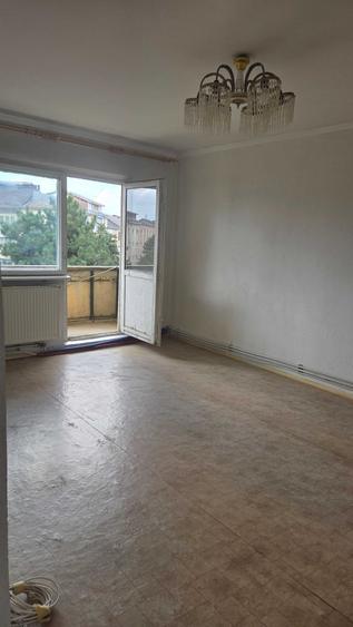 Apartament cu 3 camere decomandat în Sud