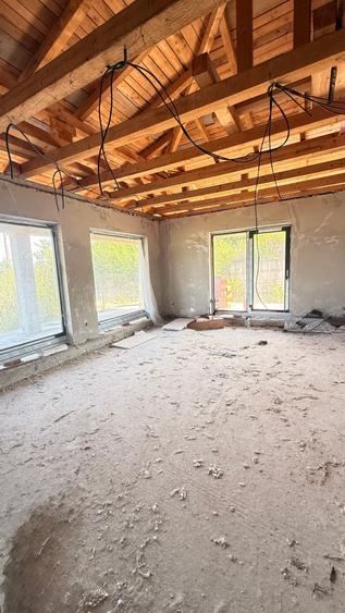 Casă individuală cu 3 camere cu Teren 1678 Mp în Est