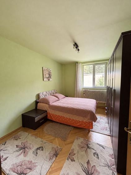 Casă individuală cu 7 camere cu Canalizare în Central