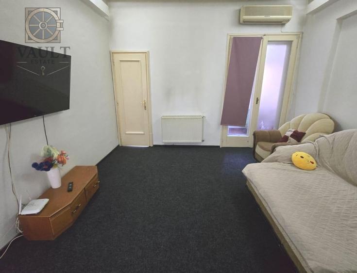 Apartament cu 4 camere semidecomandat, mobilat în P-ța Victoriei