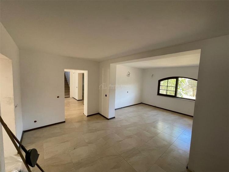 Casă cu 9 camere cu Teren 280 Mp în Petrești