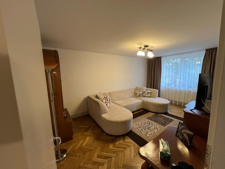 Apartament cu 3 camere decomandat, mobilat în Est