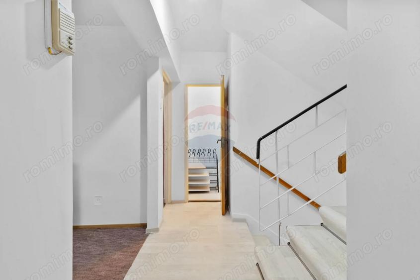 Apartament cu 3 camere decomandat, mobilat în Polivalentă