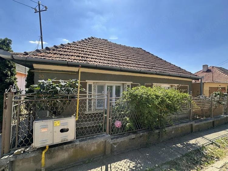 Casă cu 3 camere cu Teren 1731 Mp în Central
