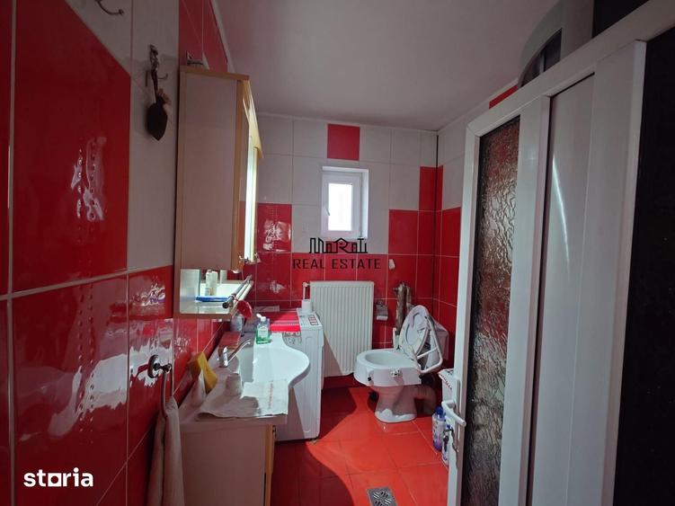 Casă cu 9 camere cu Teren 2339 Mp în Central