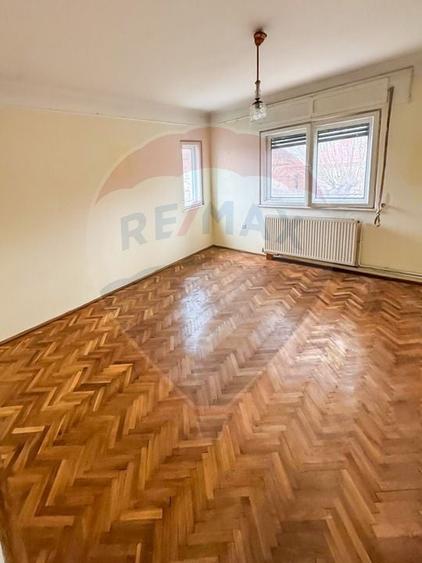 Casă individuală cu 4 camere cu Teren 1145 Mp în Central