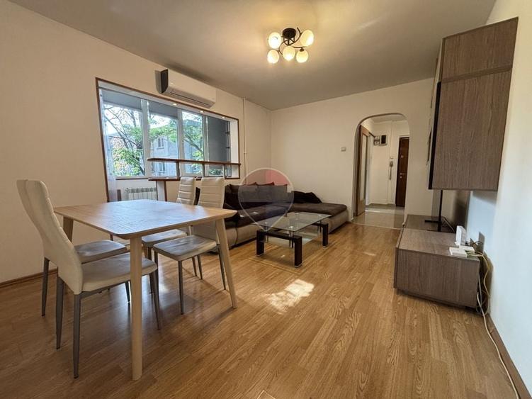 Apartament cu 3 camere semidecomandat, mobilat în Apusului