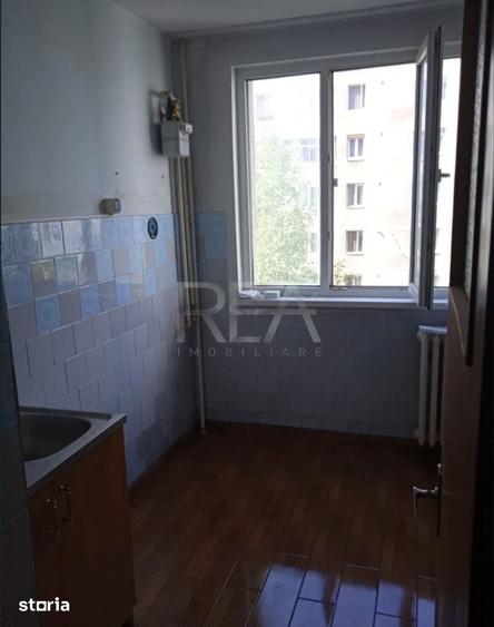 Apartament cu 3 camere semidecomandat în Drumul Taberei