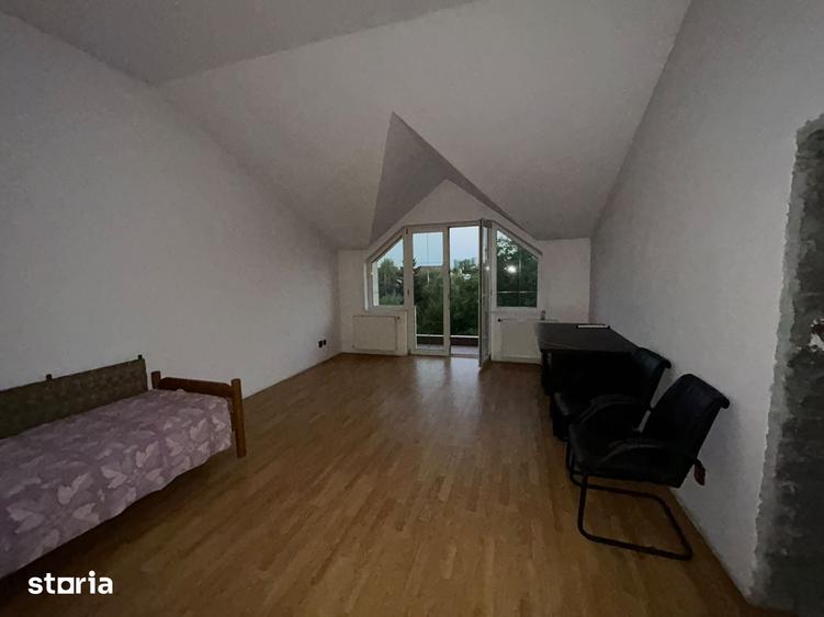 Casă cu 6 camere cu Teren 1600 Mp în Central