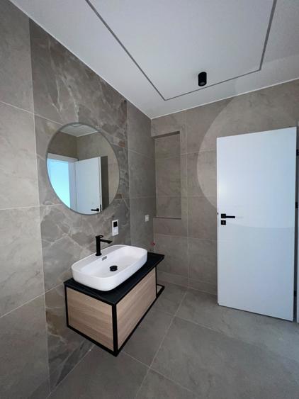 Apartament cu 3 camere semidecomandat în Florești