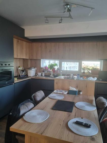 Apartament cu 4 camere decomandat în Parcul Carol