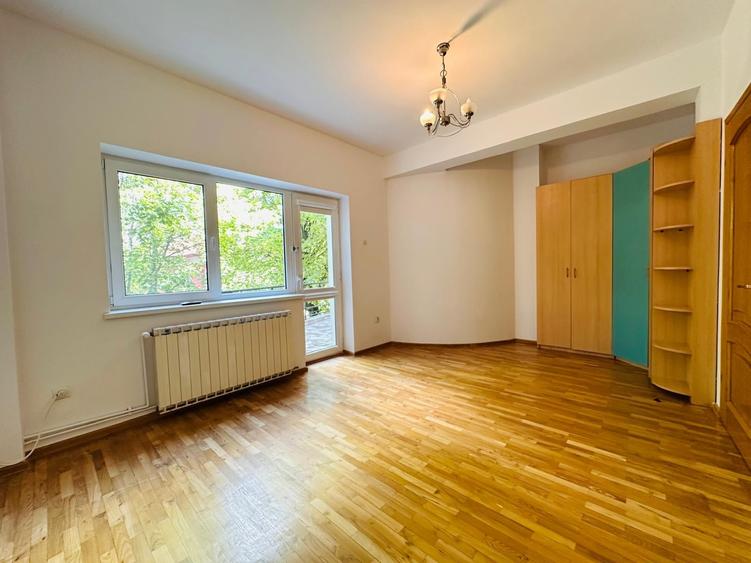 Casă individuală cu 9 camere cu Canalizare în Vatra Luminoasă