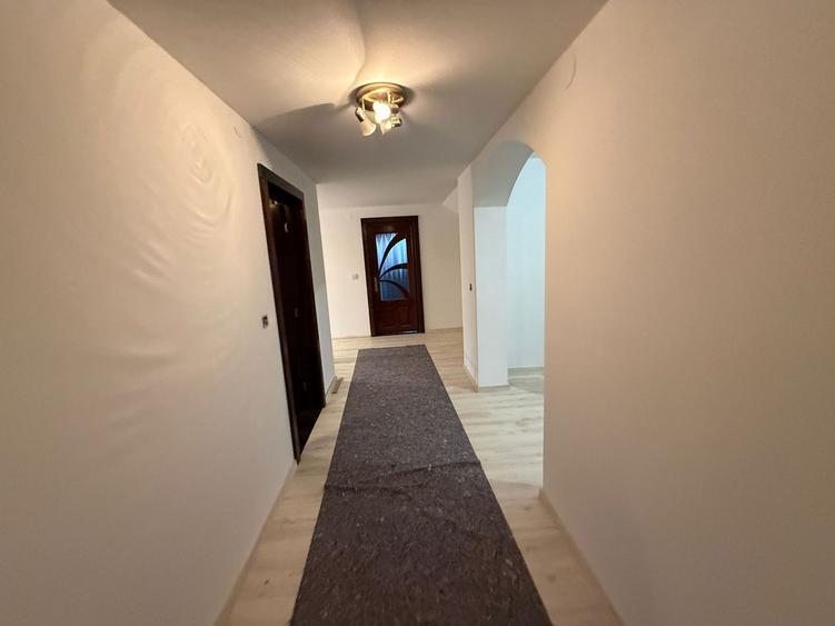 Casă individuală cu 4 camere cu Canalizare în Central